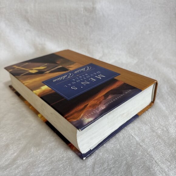 Men's Devotional Bible-NIV: Daily Devotions from Godly Men‎ Zondervan Red Letter - Picture 10 of 12